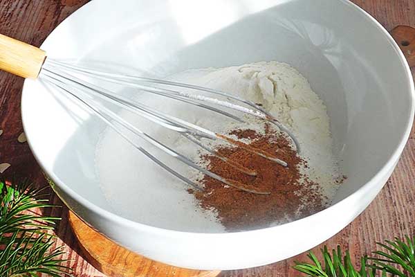 mieszanie suchych składników na ciasto piernikowe