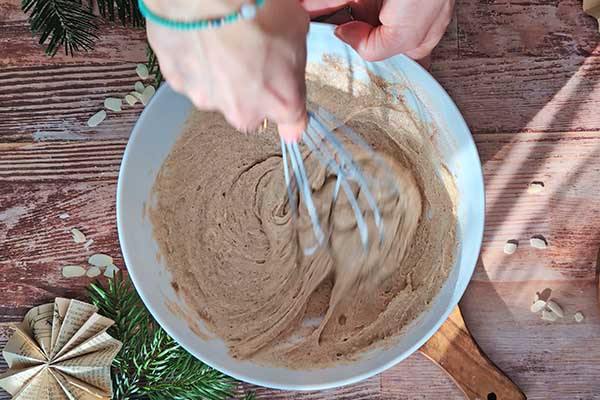 mieszanie ciasta piernikowego