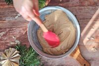 wykładanie ciasta piernikowego do foremki do pieczenia