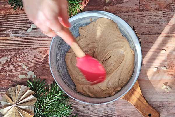 wykładanie ciasta piernikowego do foremki do pieczenia
