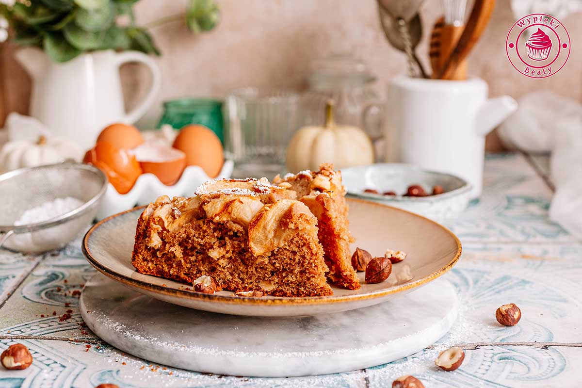 proste i puszyste ucierane ciasto z jabłkami i orzechami laskowymi