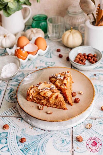 pokrojone na kawałki ciasto z jabłkami i laskowymi orzechami