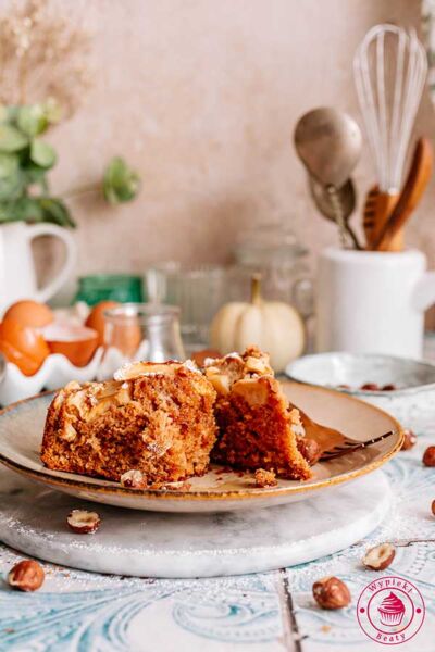 szybkie i proste ciasto pieczone z plasterkami jabłek i orzechami laskowymi