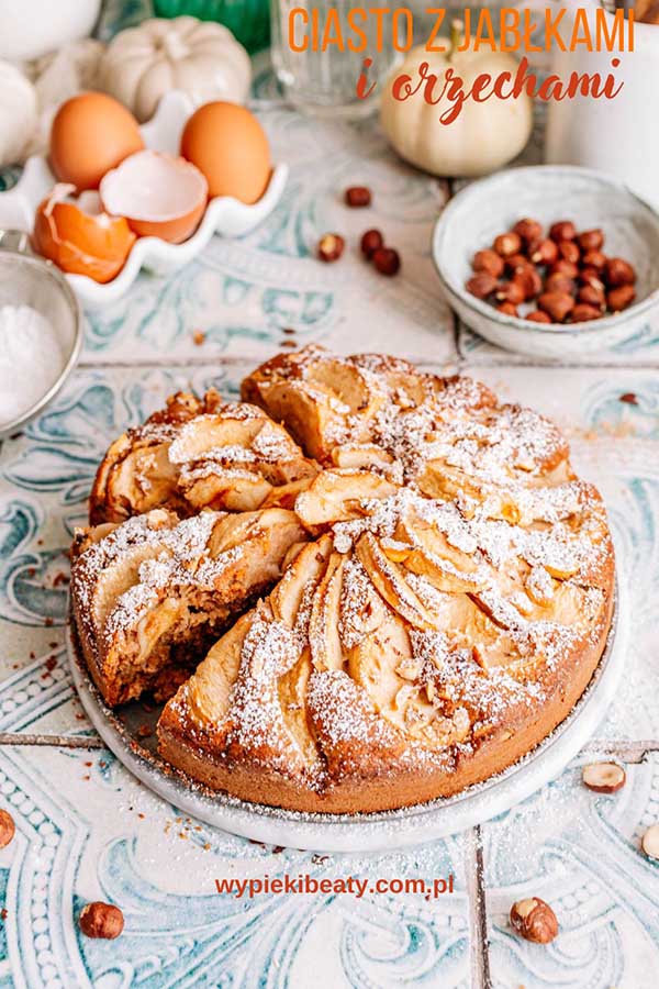 Jesienne ciasto z jabłkami i orzechami szybkie i łatwe ucierane ciasto pieczone z jabłkami i orzechami laskowymi
