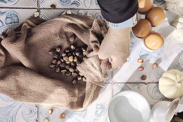 obieranie orzechów laskowych ze skórki