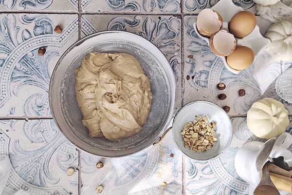 wykładanie ciasta do przygotowanej formy do pieczenia
