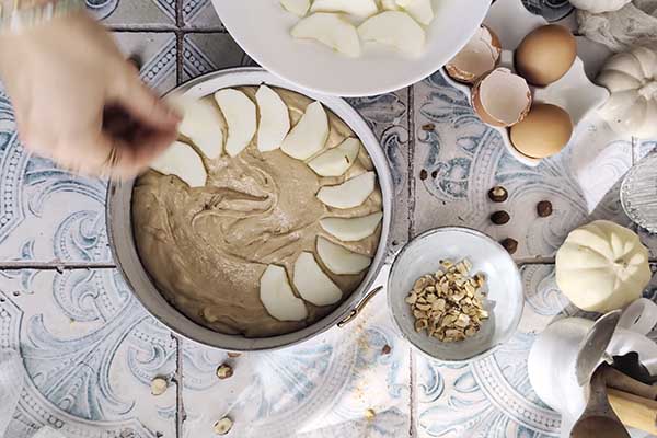 układanie plasterków jabłka na wierzchu ciasta