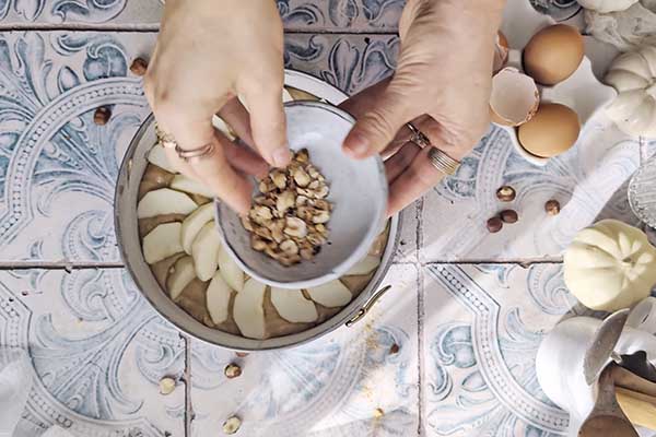 posypywanie ciasta siekanymi orzechami laskowymi