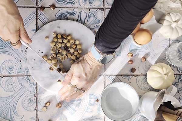 siekanie orzechów laskowych do ciasta