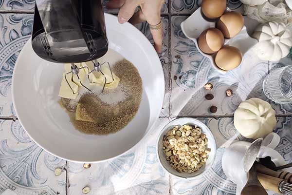 miksowanie masła z cukrem i mlekiem