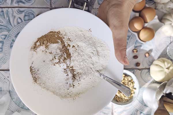 mieszanie suchych składników na ciasto