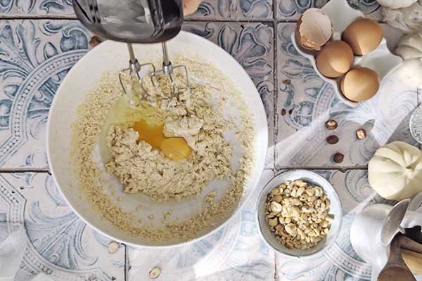 dodawanie jajek do ciasta z jabłkami