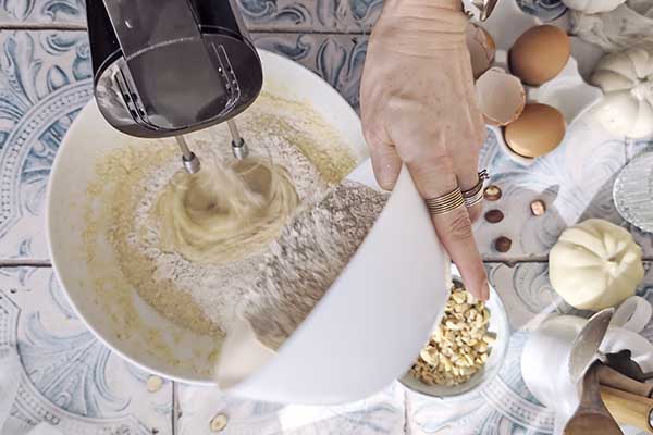 dodawanie mąki do ciasta