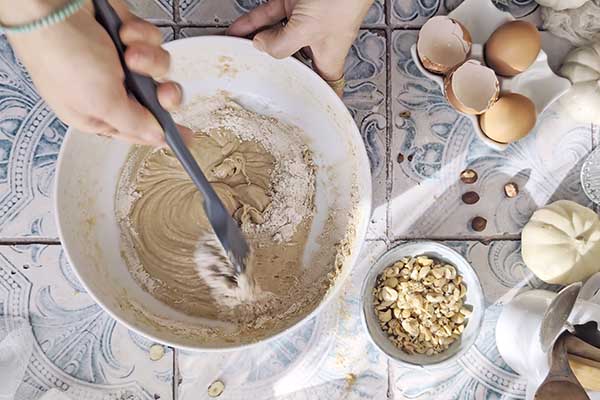 mieszanie ciasta łyżką