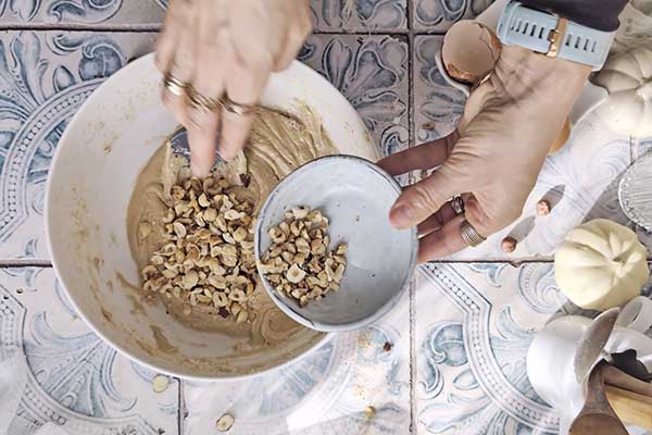 dodawanie orzechów laskowych do ciasta