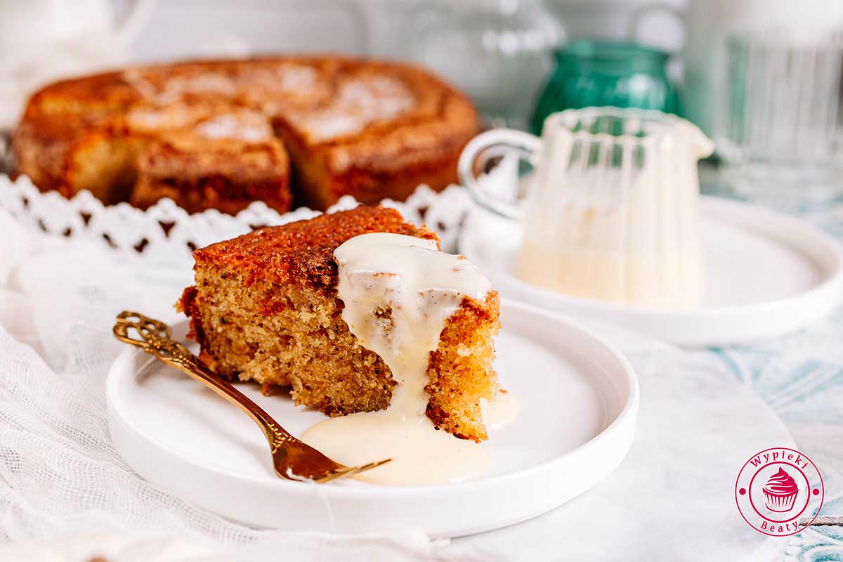 maślane ciasto z masłem palonym podane z sosem waniliowym francuskie ciasto z masłem palonym i cukrem