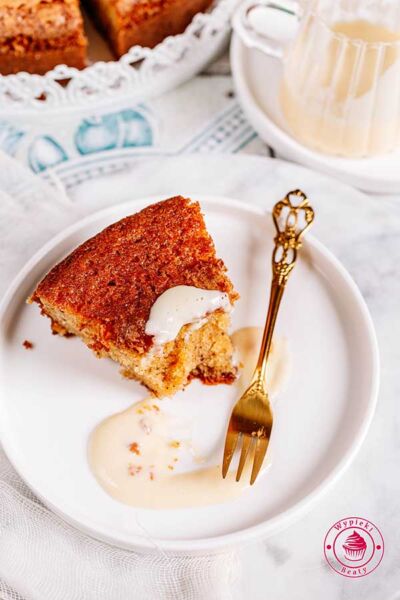 kawałek ciasta z palonym masłem polanego sosem waniliowym szybkie i łatwe ciasto z palonym masłem przepis krok po kroku