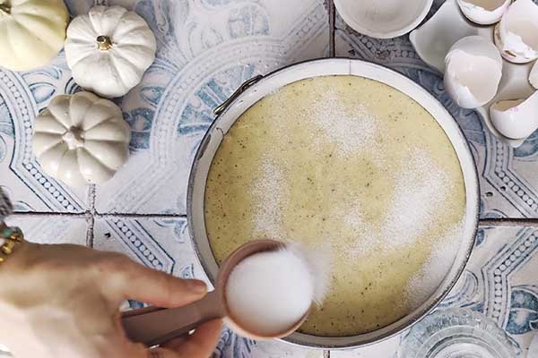 Ciasto maślane z palonym masłem – przepis krok po kroku posypywanie wierzchu ciasta cukrem przed jego pieczeniem