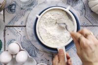 przesiewanie mąki przez sitko