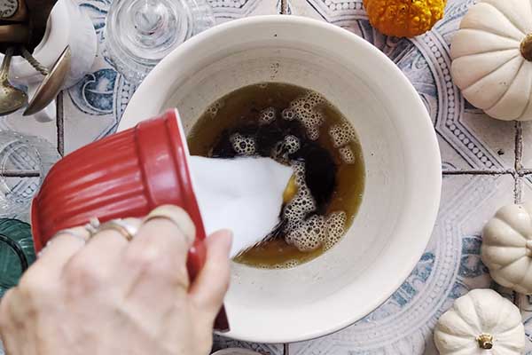 Ciasto maślane z palonym masłem – przepis krok po kroku dodawanie cukru do palonego masła