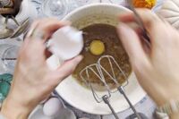 dodawanie jajek do ciasta maślanego