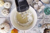 dodawanie części mąki do ciasta