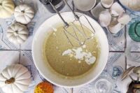 dodawanie śmietany do ciasta