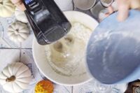 dodawanie przesianej mąki do ciasta