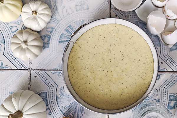 Ciasto maślane z palonym masłem – przepis krok po kroku ciasto w formie do pieczenia