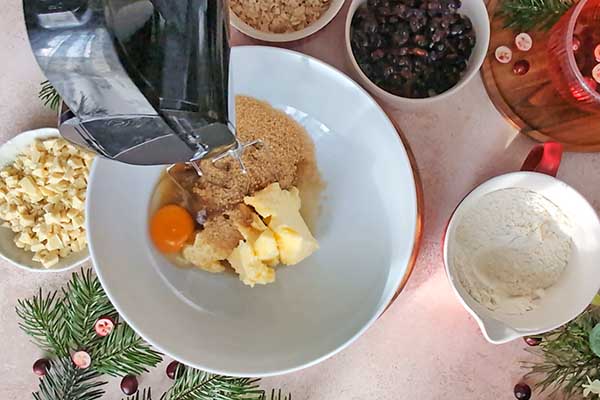 miksowanie składników na ciasto na ciastka owsiane