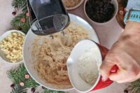 dodawanie mąki z proszkiem do pieczenia do ciasta na ciasteczka