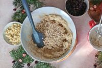 dodawanie płatków owsianych do ciasta na ciastka owsiane