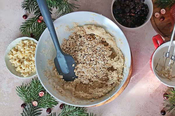 dodawanie płatków owsianych do ciasta na ciastka owsiane