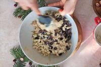 mieszanie ciasta na ciastka z dodatkami