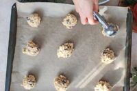 nakładanie porcji ciastek na blachę do pieczenia