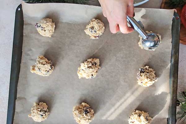 nakładanie porcji ciastek na blachę do pieczenia