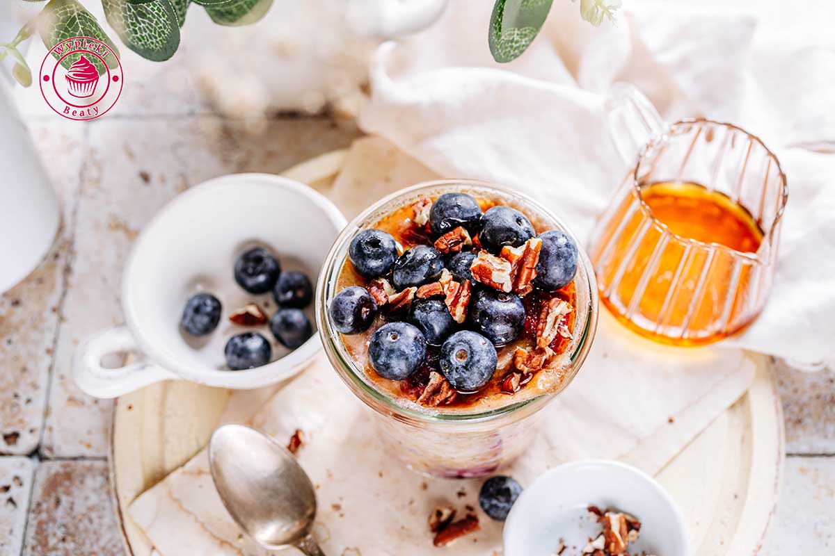 owsianka pieczona z owocami i masłem orzechowym