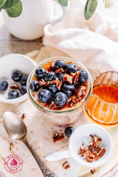 pieczona owsianka z owocami i masłem orzechowym