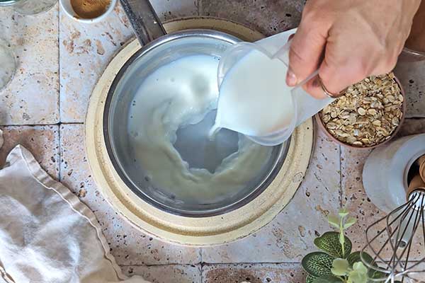 dodawanie mleka do owsianki