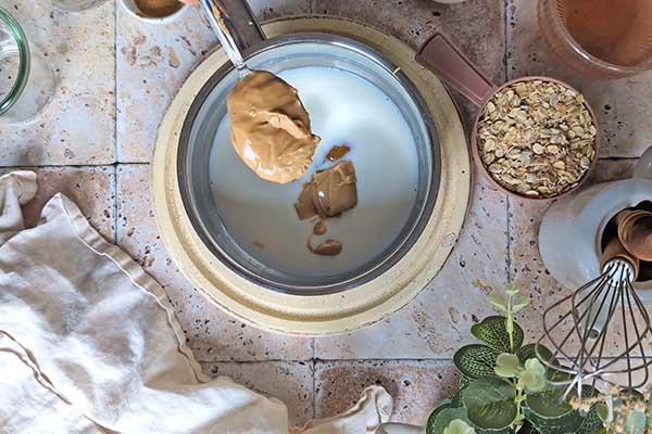 dodawanie masła orzechowego do pieczonej owsianki