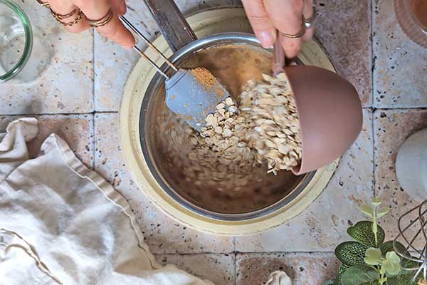 dodawanie płatków migdałowych do owsianki