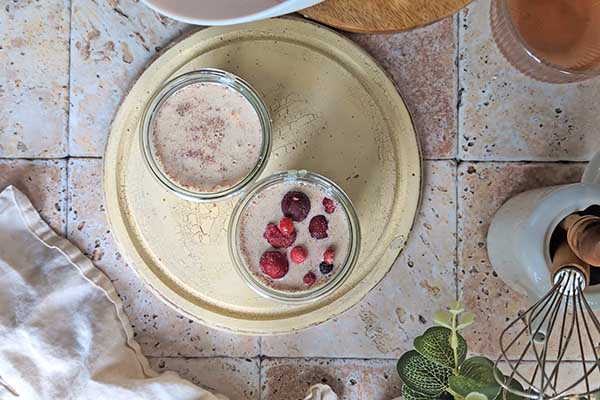 nakładanie owoców na wierzch owsianki przed jej pieczeniem