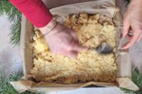 wykładanie tartych jabłek do formy do pieczenia