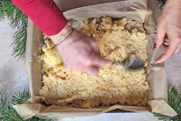 wykładanie tartych jabłek do formy do pieczenia