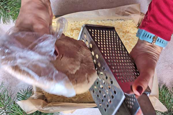 ścieranie schłodzonego ciasta na tarce