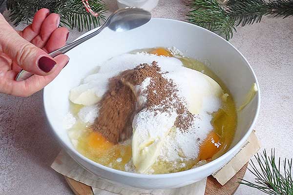 dodawanie przyprawy do piernika do ciasta na szarlotkę