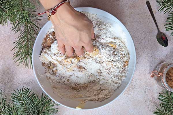 zagniatanie ciasta piernikowego na szarlotkę