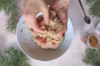 oddzielanie części ciasta piernikowego na wierzch ciasta