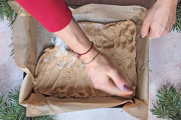 wylepienie ciastem piernikowym formy do pieczenia