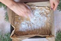 posypywanie ciasta piernikowego mąką ziemniaczaną